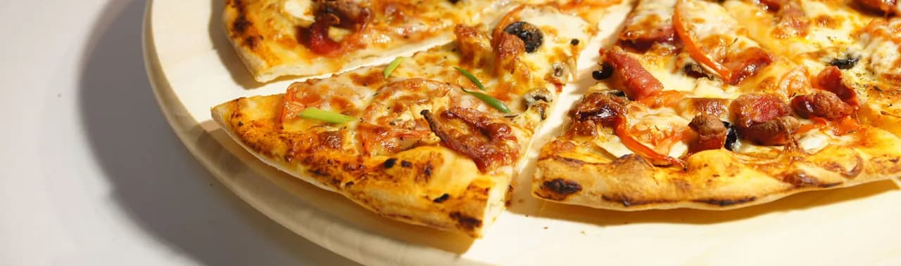 Ile kcal ma mała pizza? Zaskakujące różnice w kaloryczności
