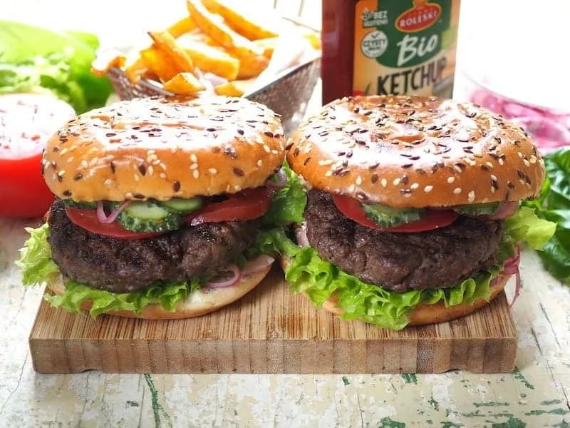Ile kalorii ma burger wołowy z frytkami? Sprawdź, zanim zamówisz!