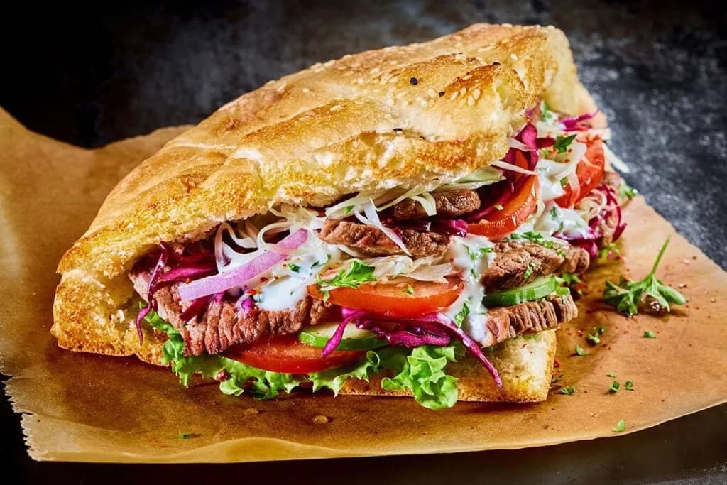 Ile kcal ma kebab w bułce? Zaskakujące kalorie i składniki