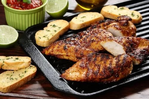 Aromatyczna pierś z grilla: proste przepisy, które zachwycą smakiem