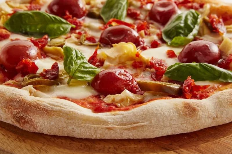 Jak układać składniki na pizzę, aby uniknąć mokrego ciasta?
