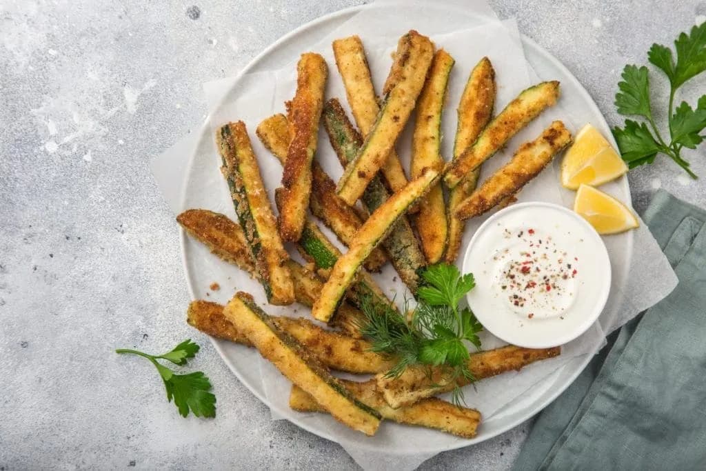 Frytki z czym podać? Odkryj najlepsze sosy i dodatki do frytek