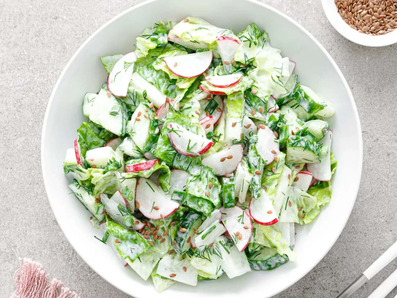 Rewelacyjna sałatka na grilla: szybkie przepisy, które zachwycą smakami