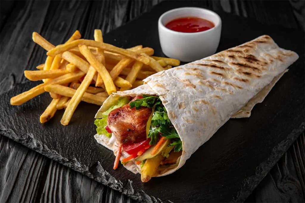 Ile kalorii ma kebab rollo? Sprawdź, co wpływa na kaloryczność