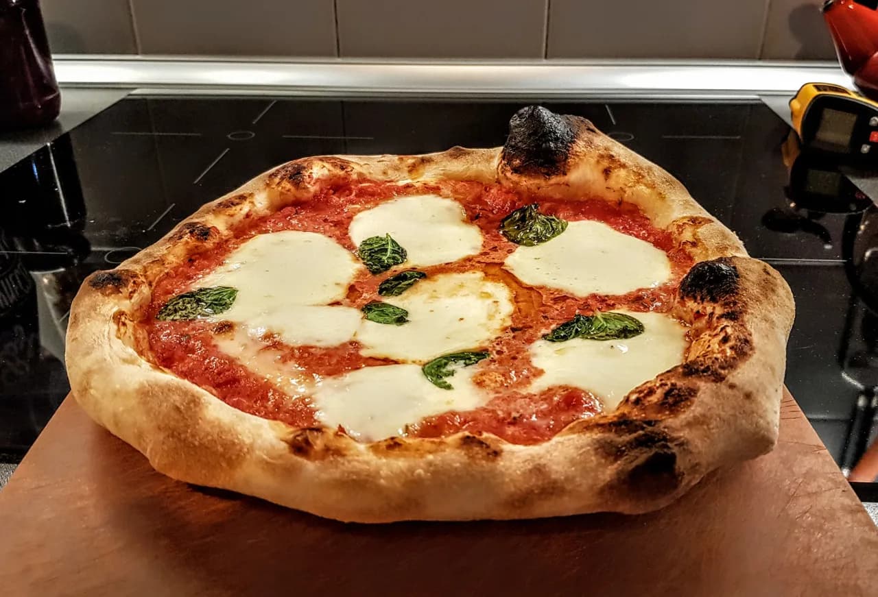 Przepis na pizzę jak z pizzerii – idealne ciasto i sos w domu