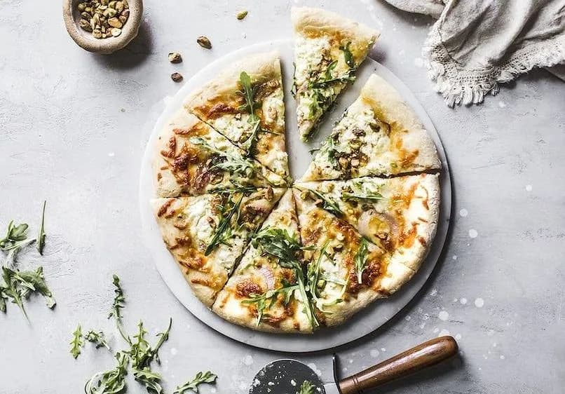 Ile waży pizza 30 cm? Zaskakujące różnice w wadze i dodatkach