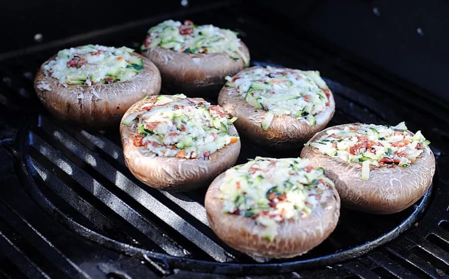 Pyszne przepisy na pieczarki na grilla, które zaskoczą Twoich gości