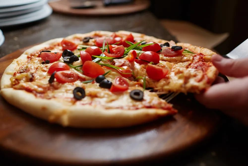 Ile waży pizza margherita 32 cm? Zaskakujące fakty o wadze i kaloriach