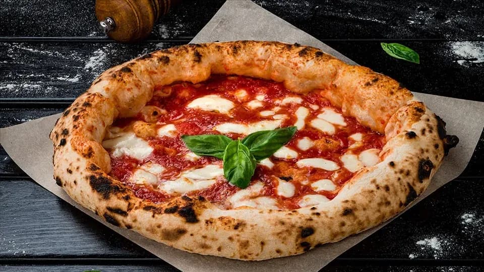 Ile drożdży do pizzy? Odpowiednie proporcje dla idealnego ciasta
