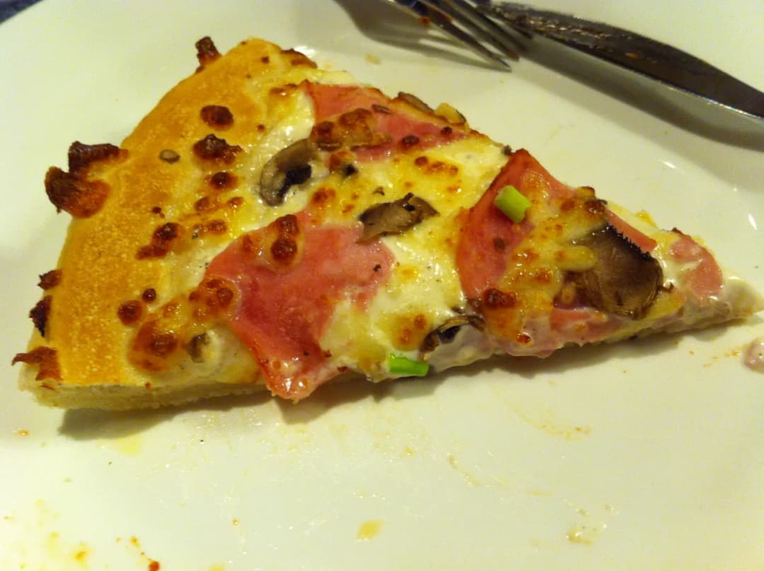 Ile kosztuje mała pizza w Pizza Hut? Ceny, które cię zaskoczą