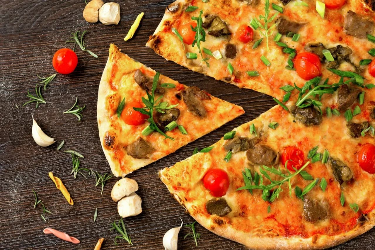 Gdzie powstała pizza? Poznaj nieznane fakty o jej historii