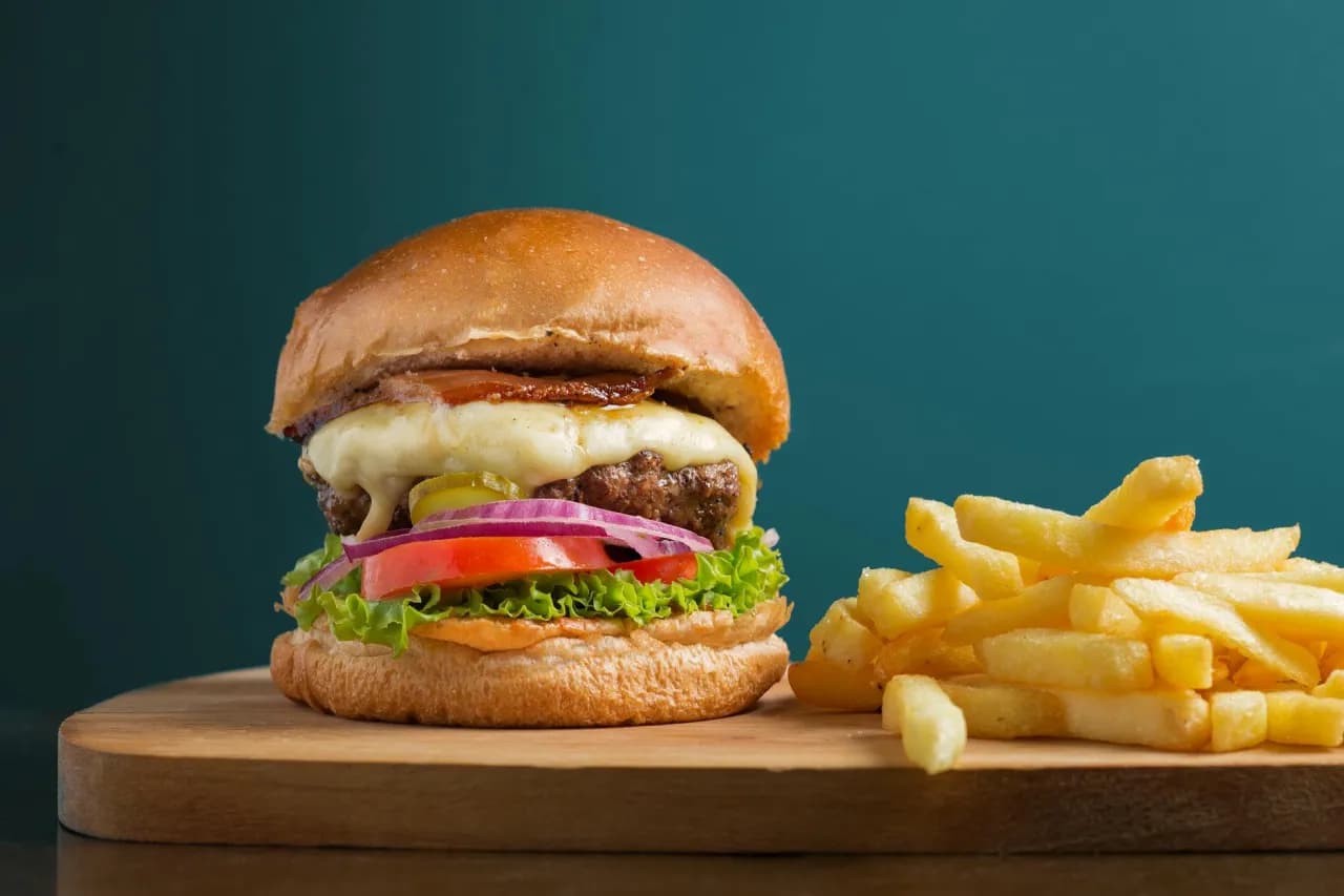Czym się różni hamburger od cheeseburgera? Odkryj kluczowe różnice