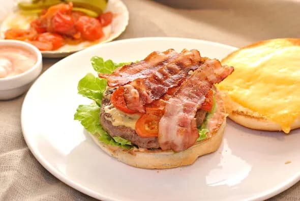 Jak podgrzać hamburgera w piekarniku, aby nie stracił smaku i soczystości