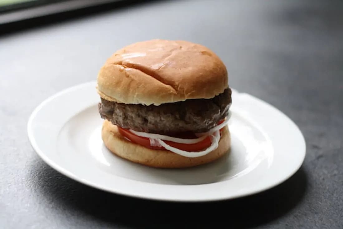 Jak złożyć hamburgera, aby nie rozpadł się podczas jedzenia?