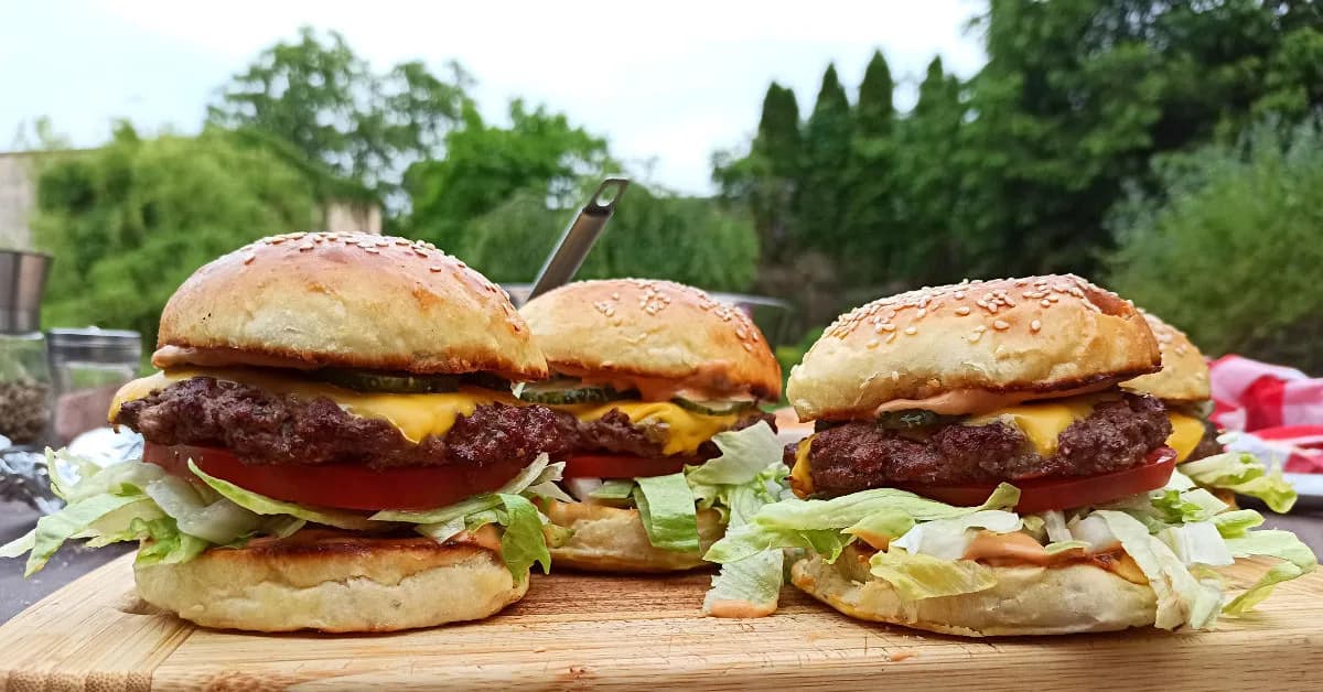 Jakie mięso na burgera wybrać, aby uniknąć suchych kotletów?