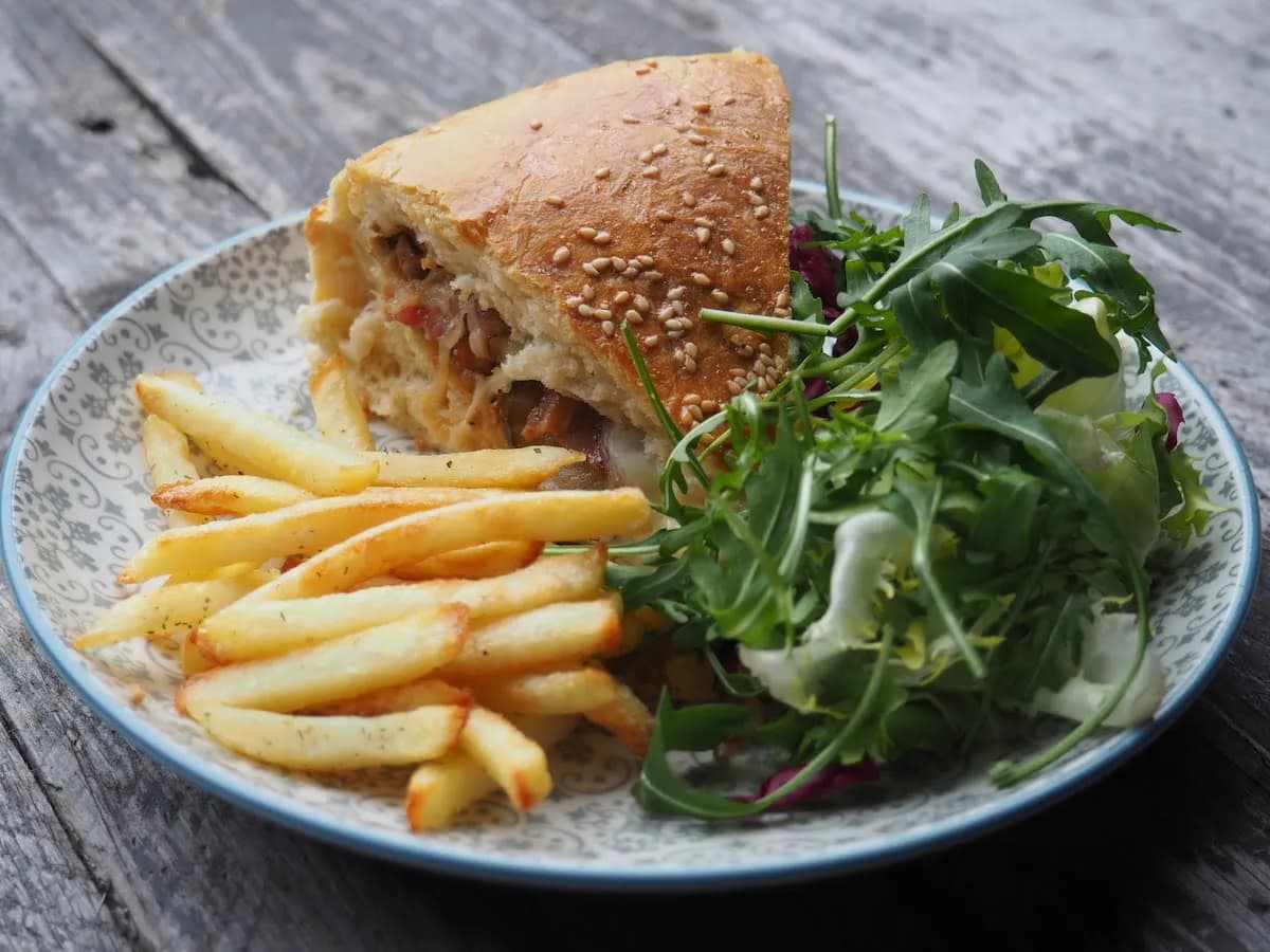 Co zrobić z bułki do hamburgerów? 10 kreatywnych pomysłów na dania