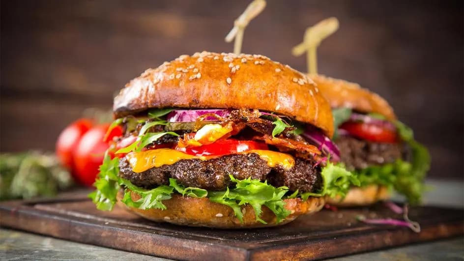 Burger z czym - odkryj najlepsze dodatki, które zmienią smak!