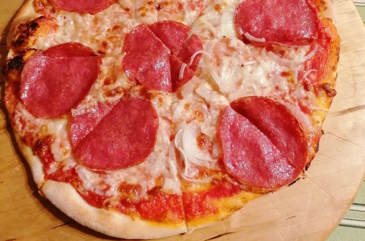 Jakie salami na pizzę? Odkryj najlepsze smaki i połączenia
