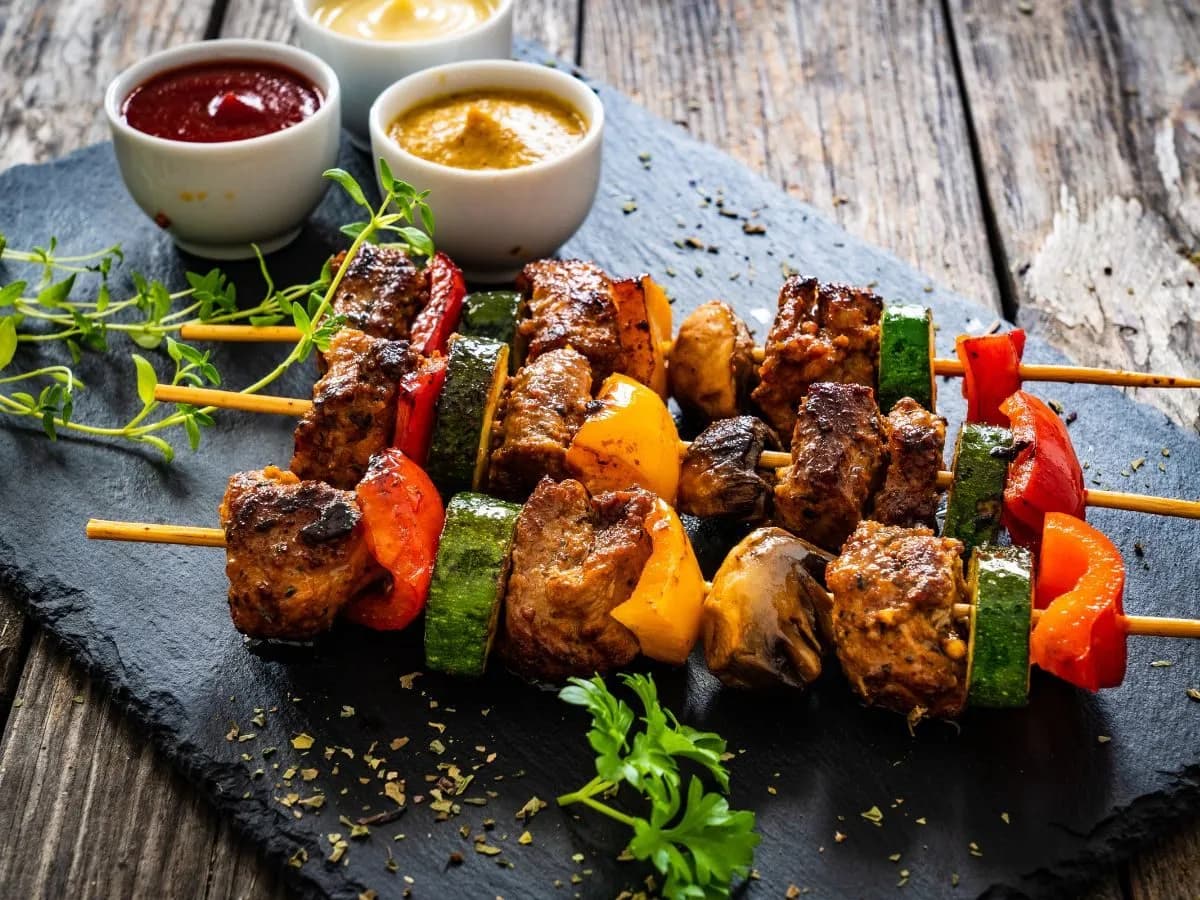 Najlepsze przepisy na grill na majówkę – smaczne potrawy i porady