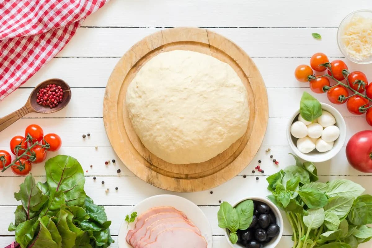 Ile może leżeć ciasto na pizzę, aby zachować świeżość i smak?