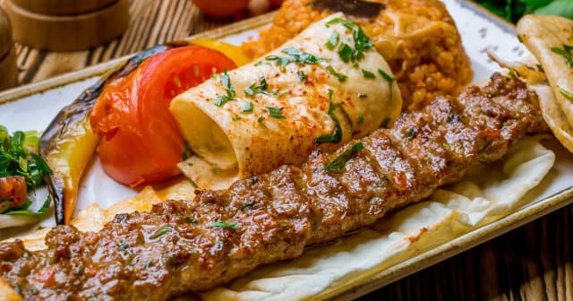 Ile waży kebab? Poznaj zaskakujące różnice w wagach i kaloriach
